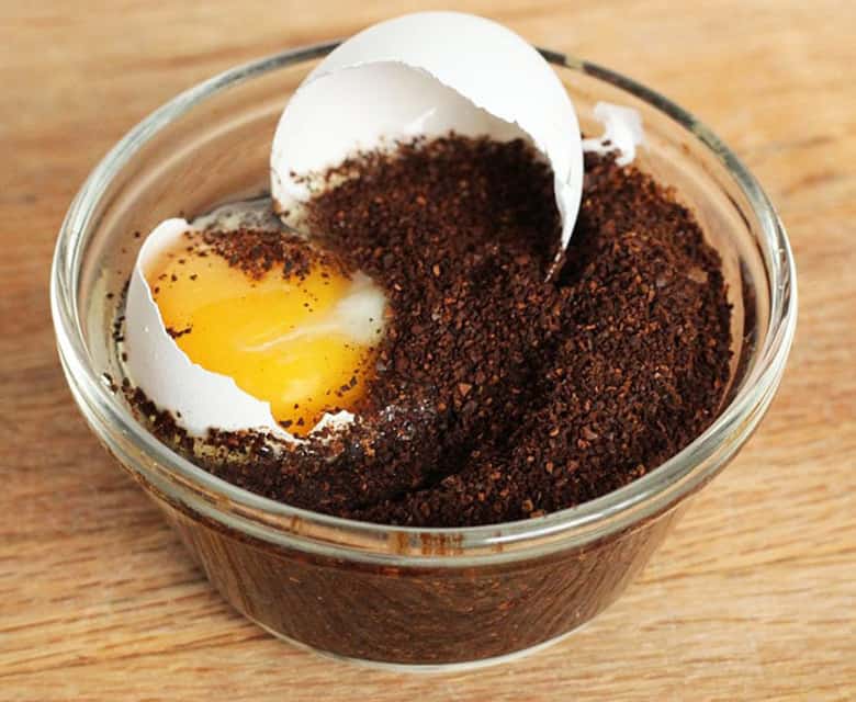 Ingredientes para el café escandinavo con huevo: granos de café molidos y un huevo entero, con todo y cáscara. 